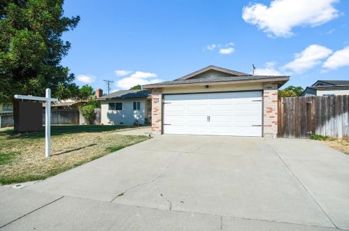 745 El Capitan Ave, Manteca, CA 95337-5312