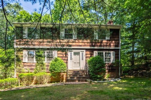18 Chipping Ln, Norwalk, CT 06854-1109