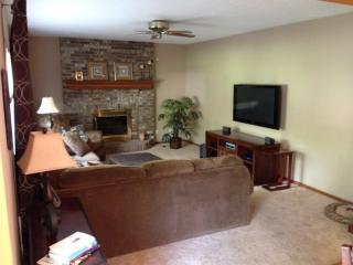 6290 Jamestowne Dr, Cleveland OH  44130-2854 exterior