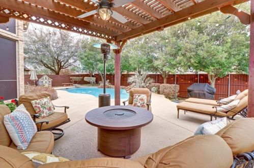 2540 Grn Oak Dr, Carrollton TX 75010-4221 exterior