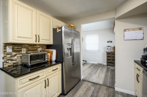 22 Bay Ave, Middletown NJ  07748-5711 exterior