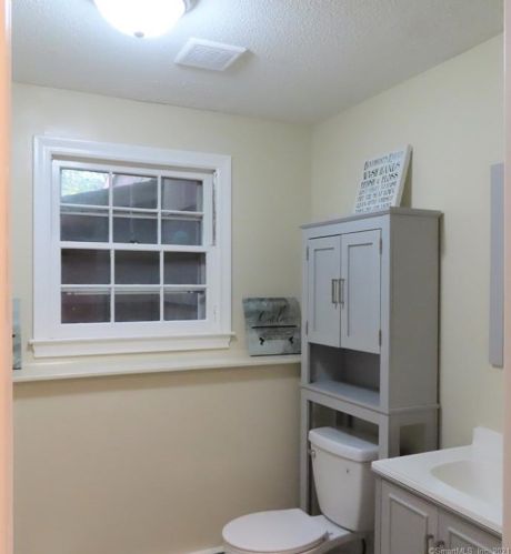 10 Summit Dr, Windsor CT  06095-3238 exterior
