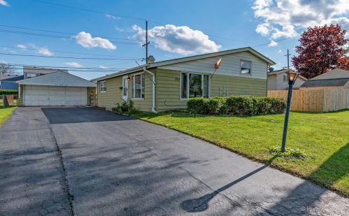 327 Delaware St, Carpentersville, IL 60110-1313