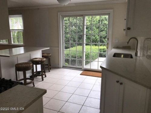 32 Rainbow Dr, Riverside CT  06878-1013 exterior