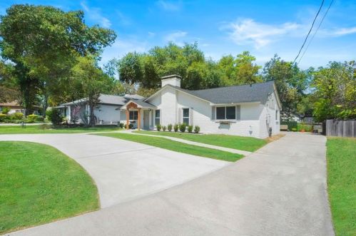 56 Greentree Ln, Conroe, TX 77304-1161