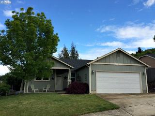 148 Grayson St, Roseburg, OR 97471-4992