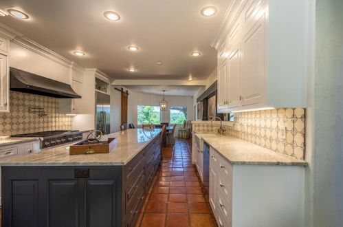 716 Commons Frd Rd, Austin TX  78733-2410 exterior