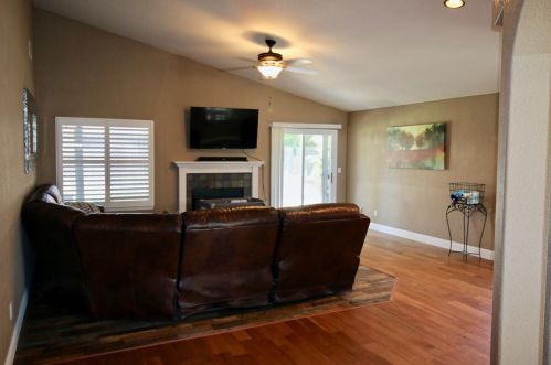 1939 Chickadee Ln, Lodi, CA 95240-8833