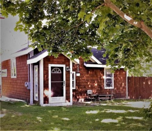 9 Birch Swamp Rd, Warren, RI 02885-1013