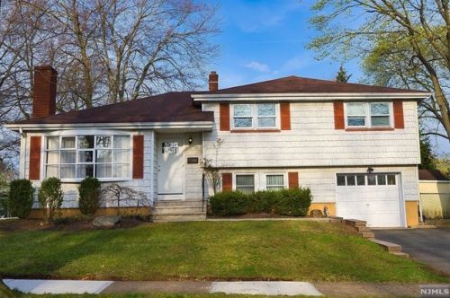 26 Medford Rd, Dumont, NJ 07628-1147