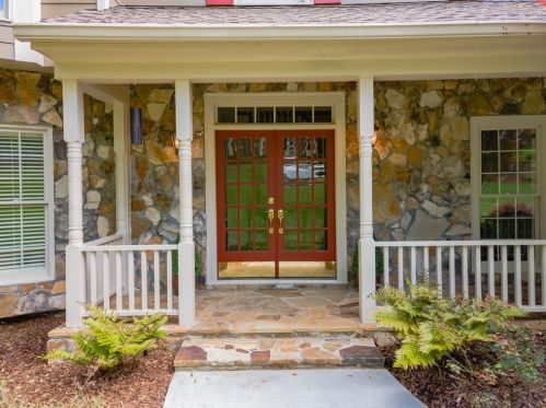 1565 Lazy River Ln, Atlanta GA  30350-3521 exterior