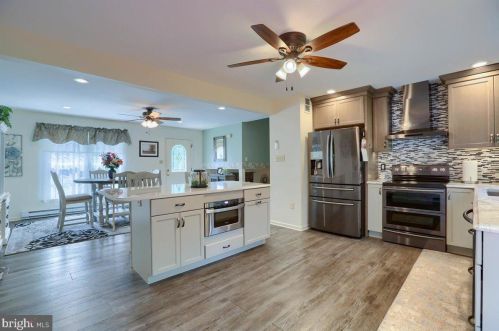 2410 Creek View Dr, Lancaster PA  17602-1450 exterior