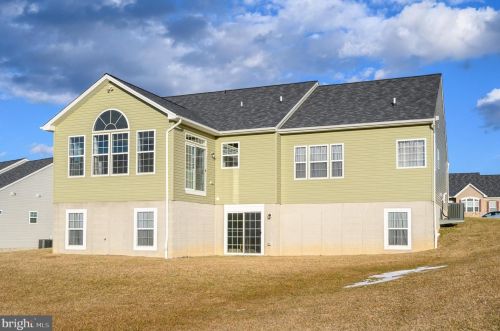 2331 Water Garden Dr, Hanover PA 17331-8319 exterior