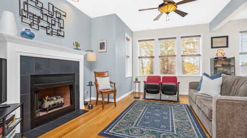 2549 Ainslie St, Chicago, IL 60625-2617