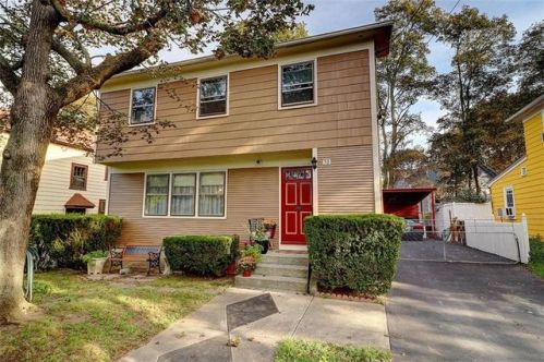 50 Greaton Dr, Providence, RI 02906-2914