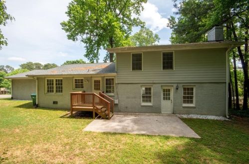 6769 Lockridge Dr, Atlanta GA  30360-1555 exterior