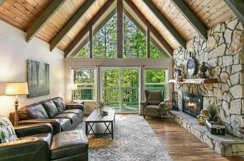 27415 Pinewood Dr, Lake Arrowhead, CA