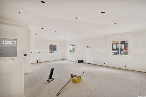 5729 2400, Roy, UT 84067-1516