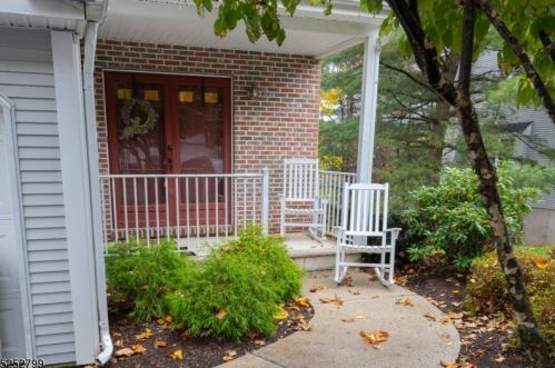 10 Birch Ter, Mount Arlington, NJ 07856-1325