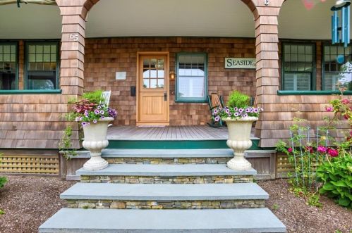 65 Gibson Ave, South Kingstown, RI 02882-3909