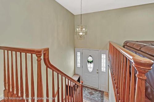 6 Sieben Dr, Middletown, NJ 07748-1041