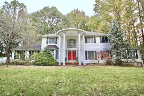90 Radcliffe Dr, Lincroft, NJ 07738-1622