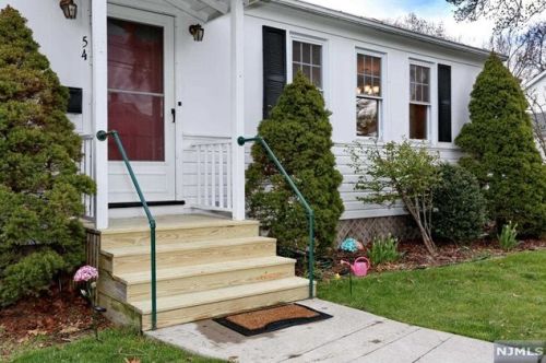 54 Ontario St, Dumont, NJ 07628-2746