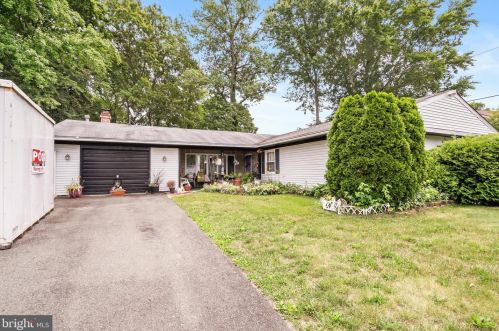 40 Nimitz Ln, Willingboro, NJ 08046-1227