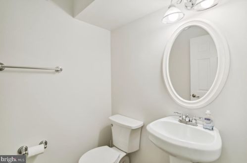 18 Kinsman View Cir, Silver Spring MD 20901-1652 exterior