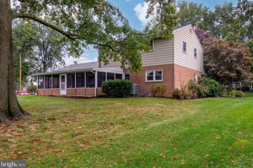 1046 Devonshire Rd, Lancaster PA  17601-1609 exterior