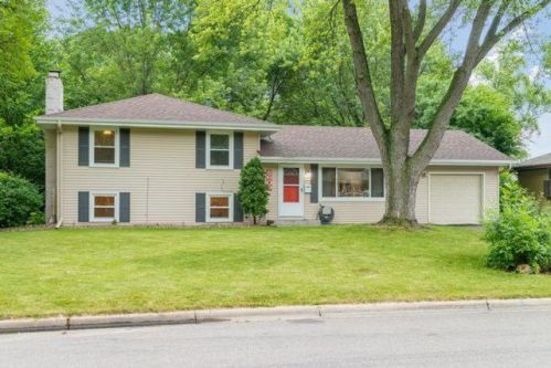 8609 Kell Ave, Minneapolis MN  55437-1411 exterior