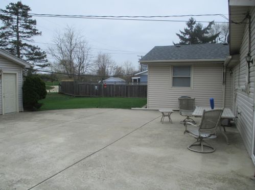 334 Shawnee Dr, Carol Stream IL  60188-1962 exterior