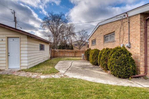 8457 North Ter, Niles IL  60714-2369 exterior