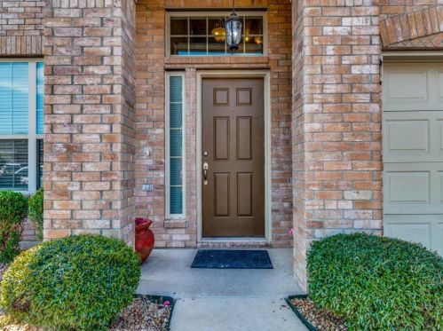 313 Roundrock Ln, Fort Worth, TX 76140-5557