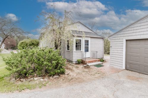 97 Middle Rd, Cumberland, ME 04021-3707