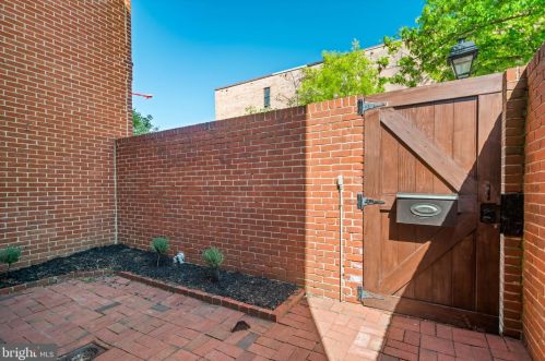 338 2nd St, Philadelphia, PA 19106-4316