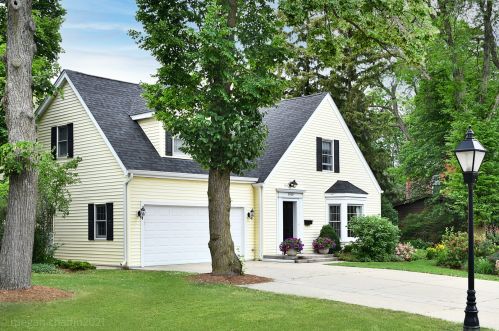 1960 Spruce Dr, Glenview, IL 60025-2880