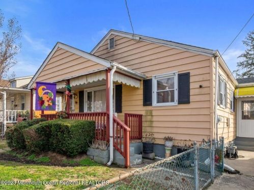 93 Sunset Ave, Tinton Falls, NJ 07701-1433