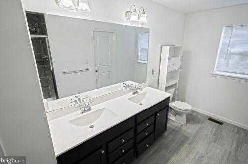 1009 Glen View Dr, York PA  17403-9680 exterior