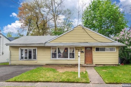 29 Howard Ave, Rochelle Park, NJ 07662-3522