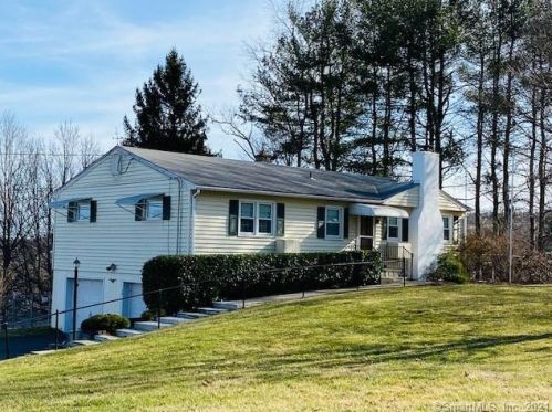 34 Robert Ln, Wallingford, CT 06492-4317