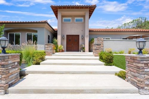7551 Country Hill Ln, Anaheim, CA 92808-1384