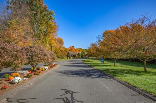 16 Autumn Ln, Somers CT  06071-1453 exterior
