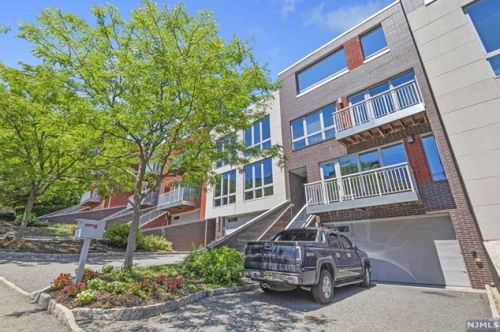 5 Vela Way, Edgewater, NJ 07020-1563