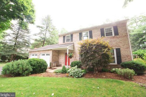 102 Suncrest Rd, Lancaster PA  17601-4835 exterior