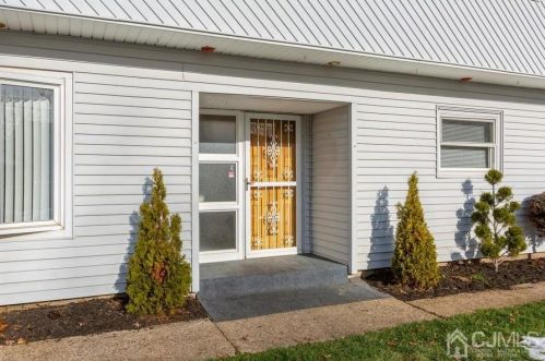 10 Doreen Dr, Avenel, NJ 07001-1506