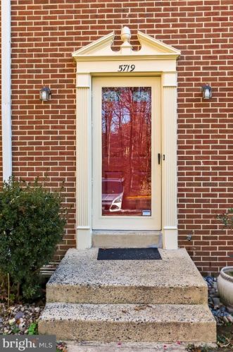 5719 Oakshore Ct, Springfield VA  22015-2251 exterior