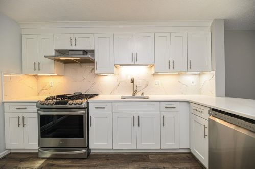 734 Fox Hollow Dr, Hudson NH  03051-4886 exterior