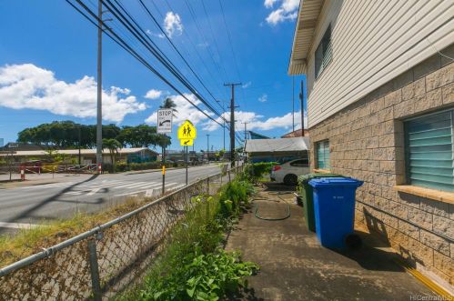 1702 Eluwene St, Honolulu HI  96819-4026 exterior