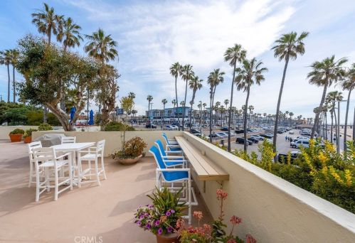 711 Pacific Coast Hwy, Huntington Beach CA  92648-5052 exterior